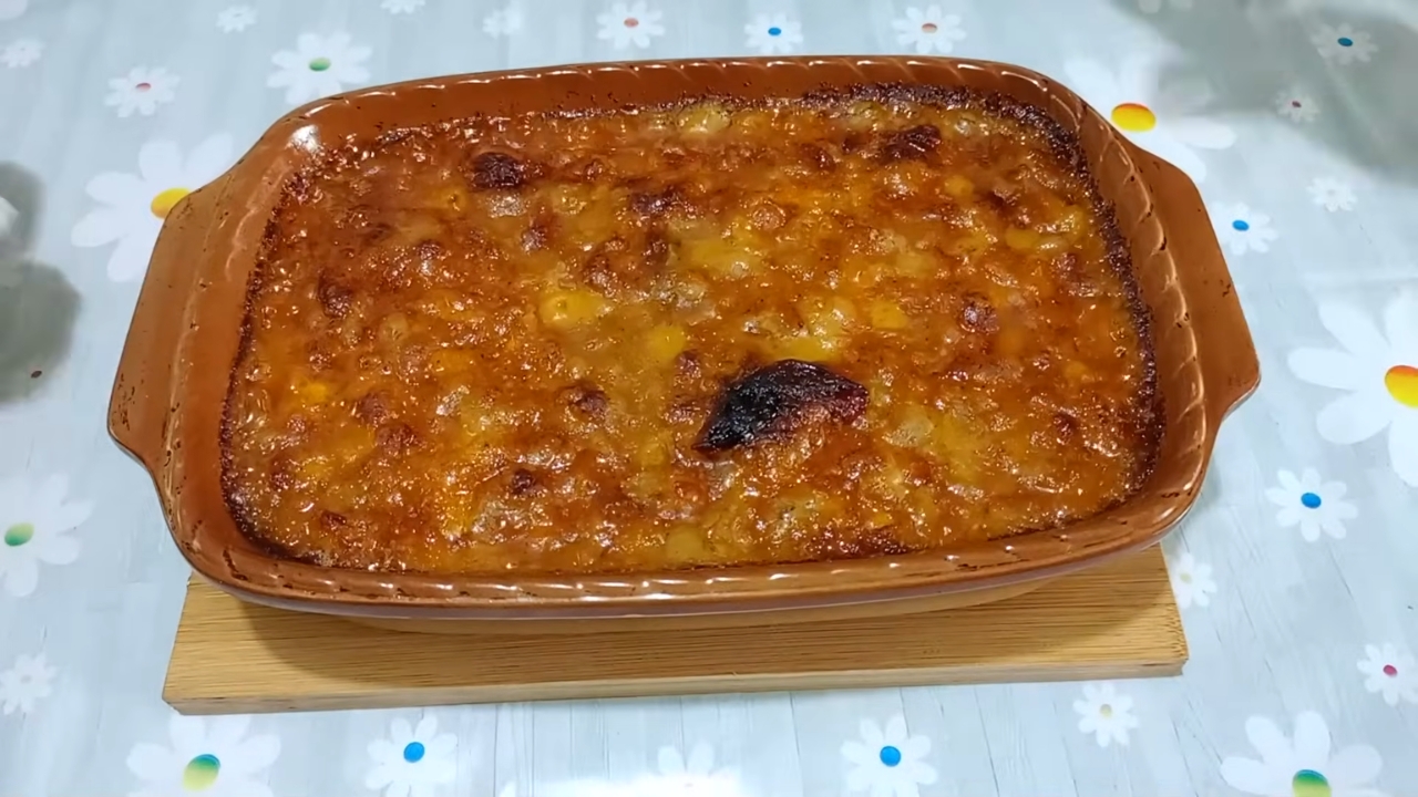 Prebranac zapečen u keramičkoj posudi na drvenoj podlozi
