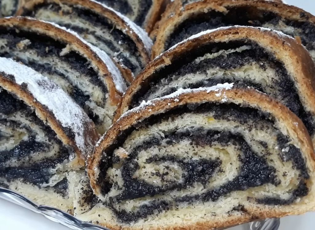 Sremačka štrudla sa makom presek