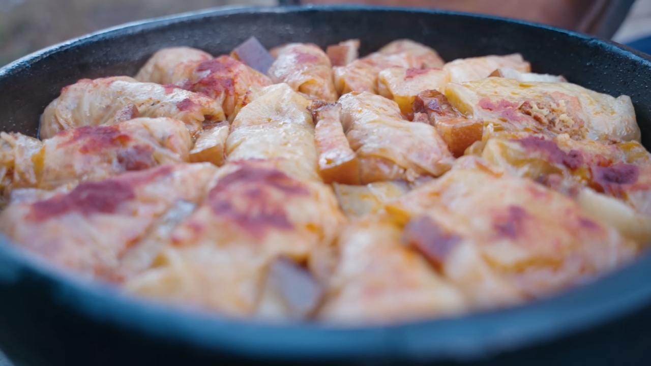 Sarma se krčka u tiganju sa komadima mesa i povrća