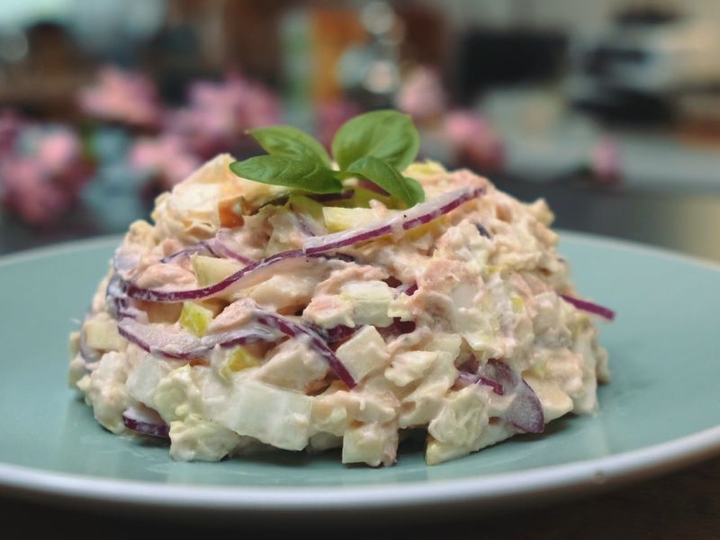 servirana pileća salata na tanjiru