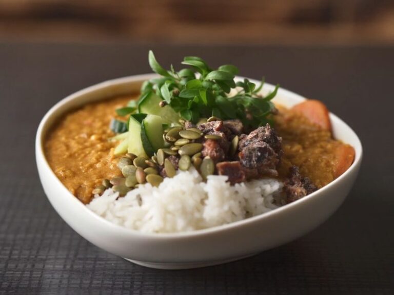 prikaz sočiva sa pirinčem i mesom u tanjiru