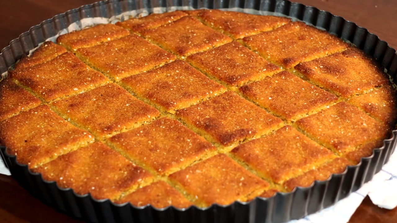Domaća proja od kukuruznog brašna isečena na kocke u okruglom plehu