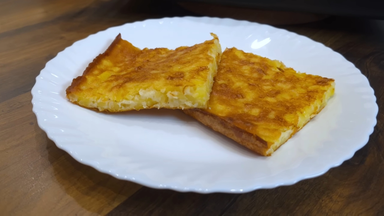 Domaća kljukuša isečena na komade i poslužena na belom tanjiru