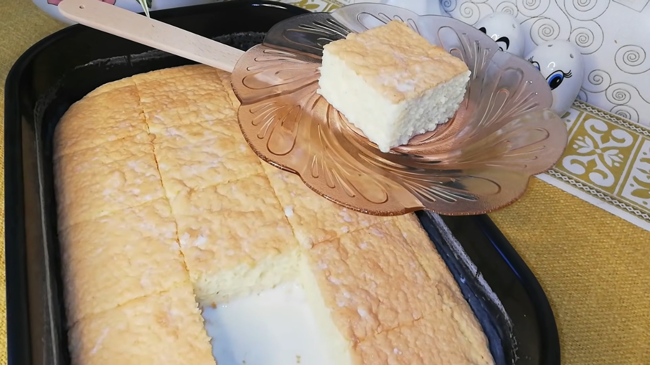 Domaći koh od griza i mleka isečen na kocke i poslužen na tanjiru
