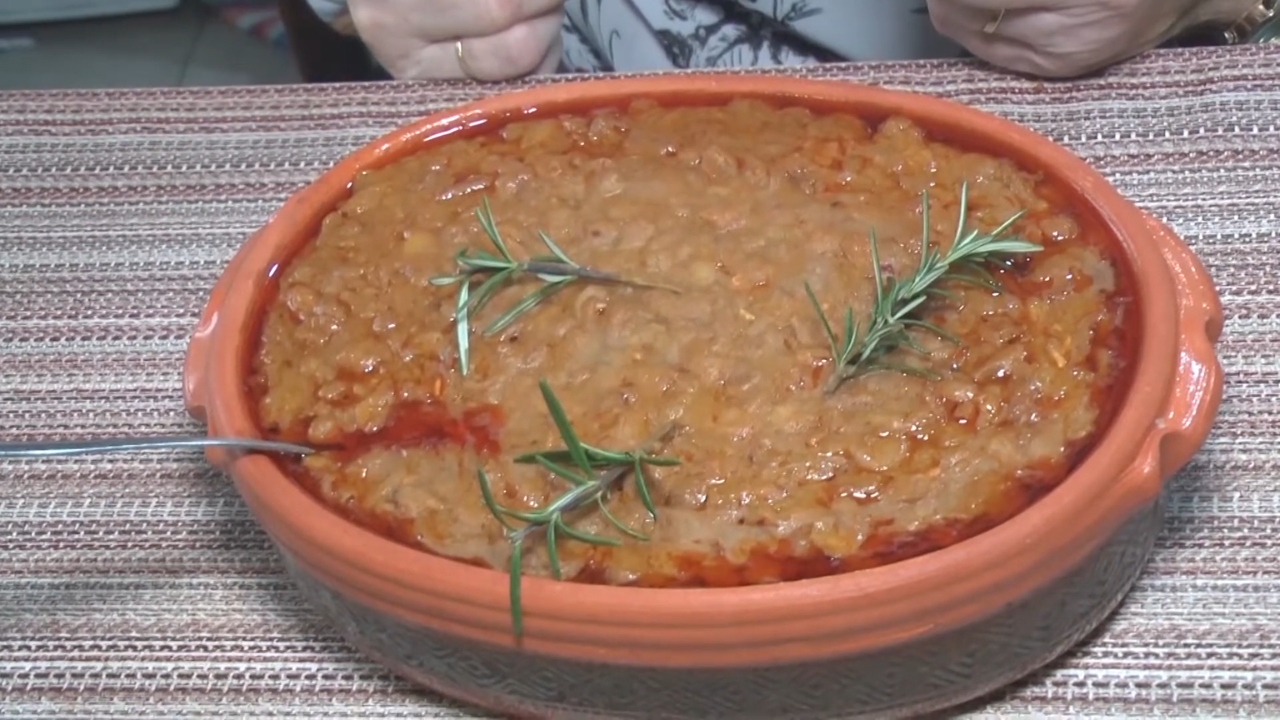 Papula od pasulja poslužena u zemljanoj posudi sa grančicama ruzmarina