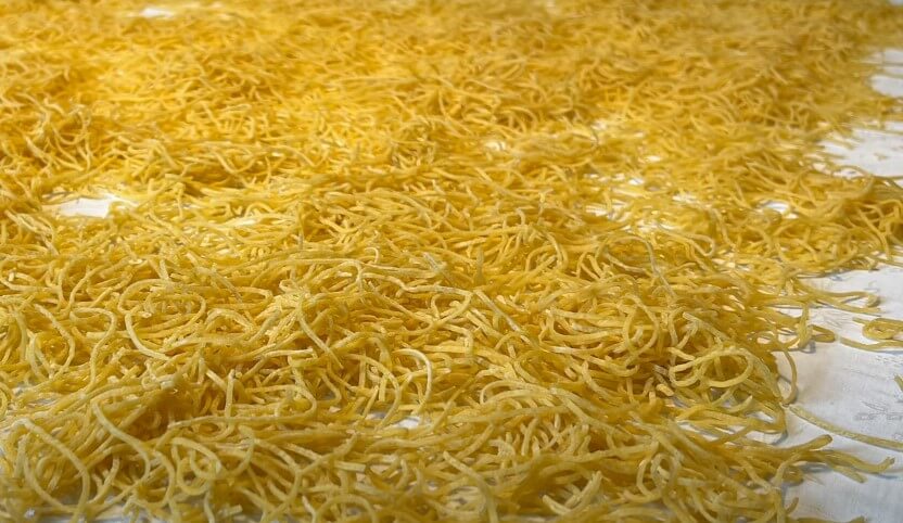 Domaći rezanci za supu na kuhinjskom stolu