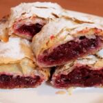 Pita sa višnjama posuta šečerom u prahu