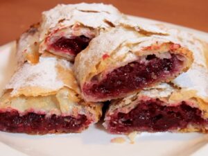 Pita sa višnjama posuta šečerom u prahu