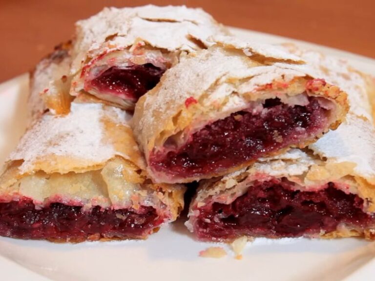 Pita sa višnjama posuta šečerom u prahu