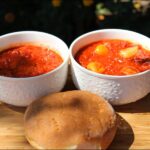 Domaća spremljena ljutenica u belim činija sa domaćim hlebom pored