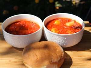 Domaća spremljena ljutenica u belim činija sa domaćim hlebom pored