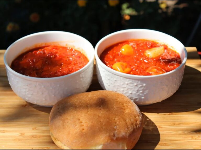 Domaća spremljena ljutenica u belim činija sa domaćim hlebom pored