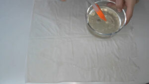 osoba maže kore sa uljem i vodom