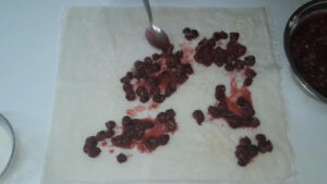 osoba filuje kore sa nadevom od višanja