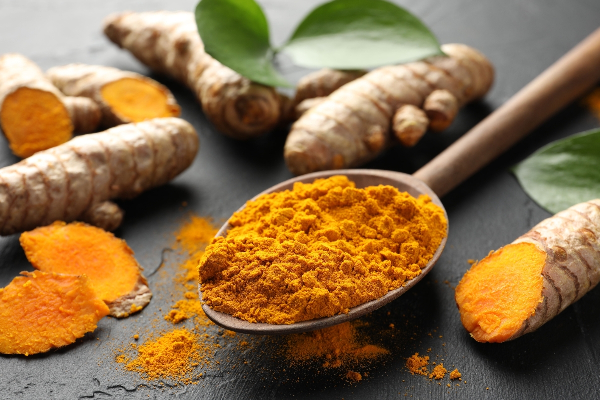 kurkuma u prahui komad kurkume na slici